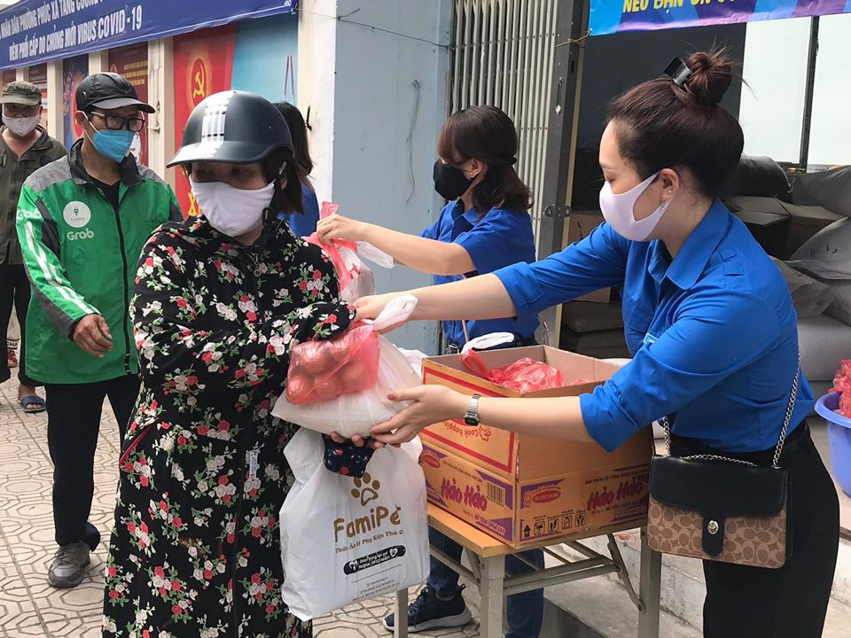 Tuổi trẻ Thủ đô tặng 10.000 quả trứng, trạm rửa tay cho người dân Hạ Lôi ảnh 4