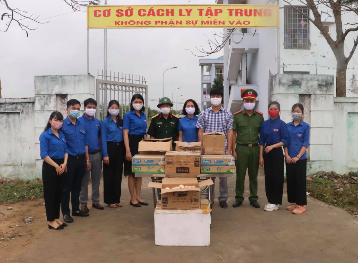 Đập lợn đất mua quà, trao yêu thương cho khu cách ly tập trung ảnh 1