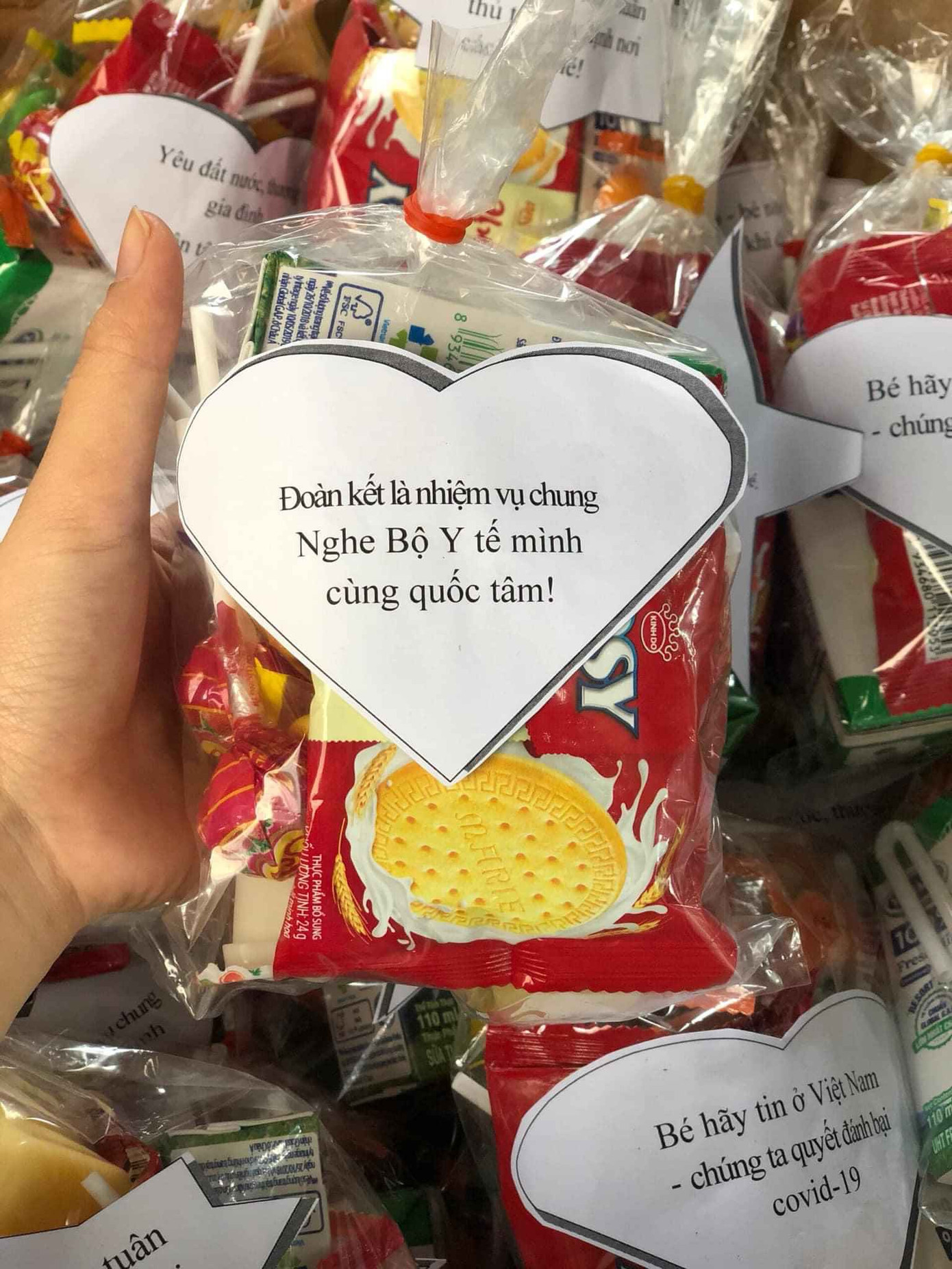 Đập lợn đất mua quà, trao yêu thương cho khu cách ly tập trung ảnh 3