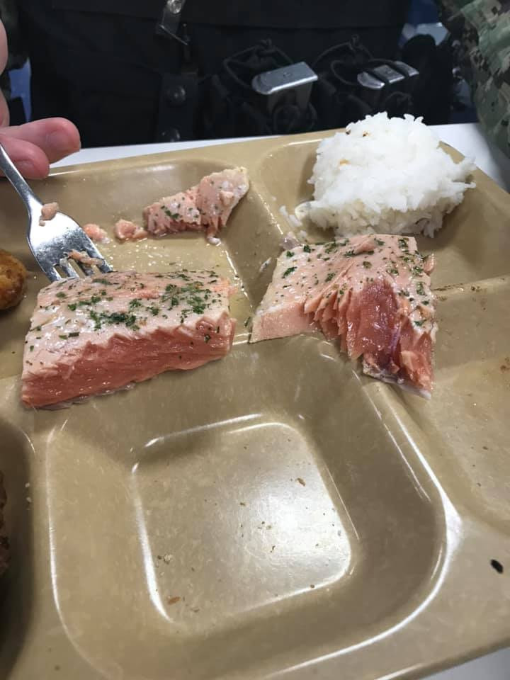 Cựu binh hé lộ hình ảnh bữa ăn tệ hại của lính Mỹ trên tàu chiến ảnh 5