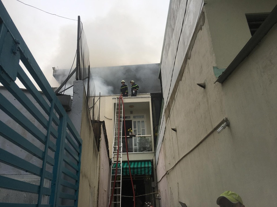 Cháy lớn xưởng giày dép ở Sài Gòn, cột khói bốc cao hàng chục mét ảnh 2