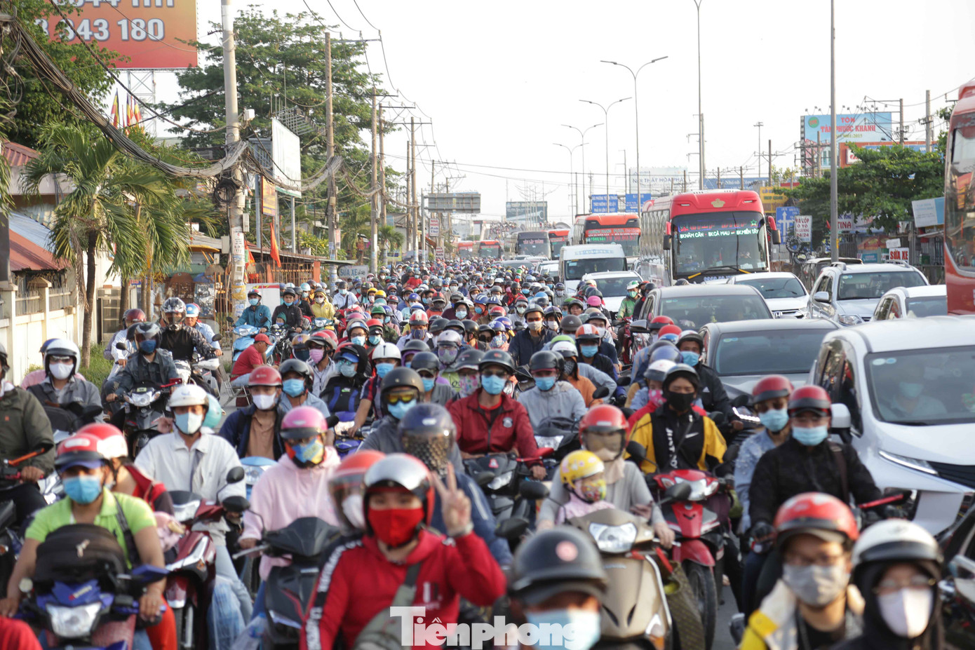 Người miền Tây ùn ùn trở lại sau kỳ nghỉ lễ, cửa ngõ Sài Gòn kẹt cứng ảnh 1