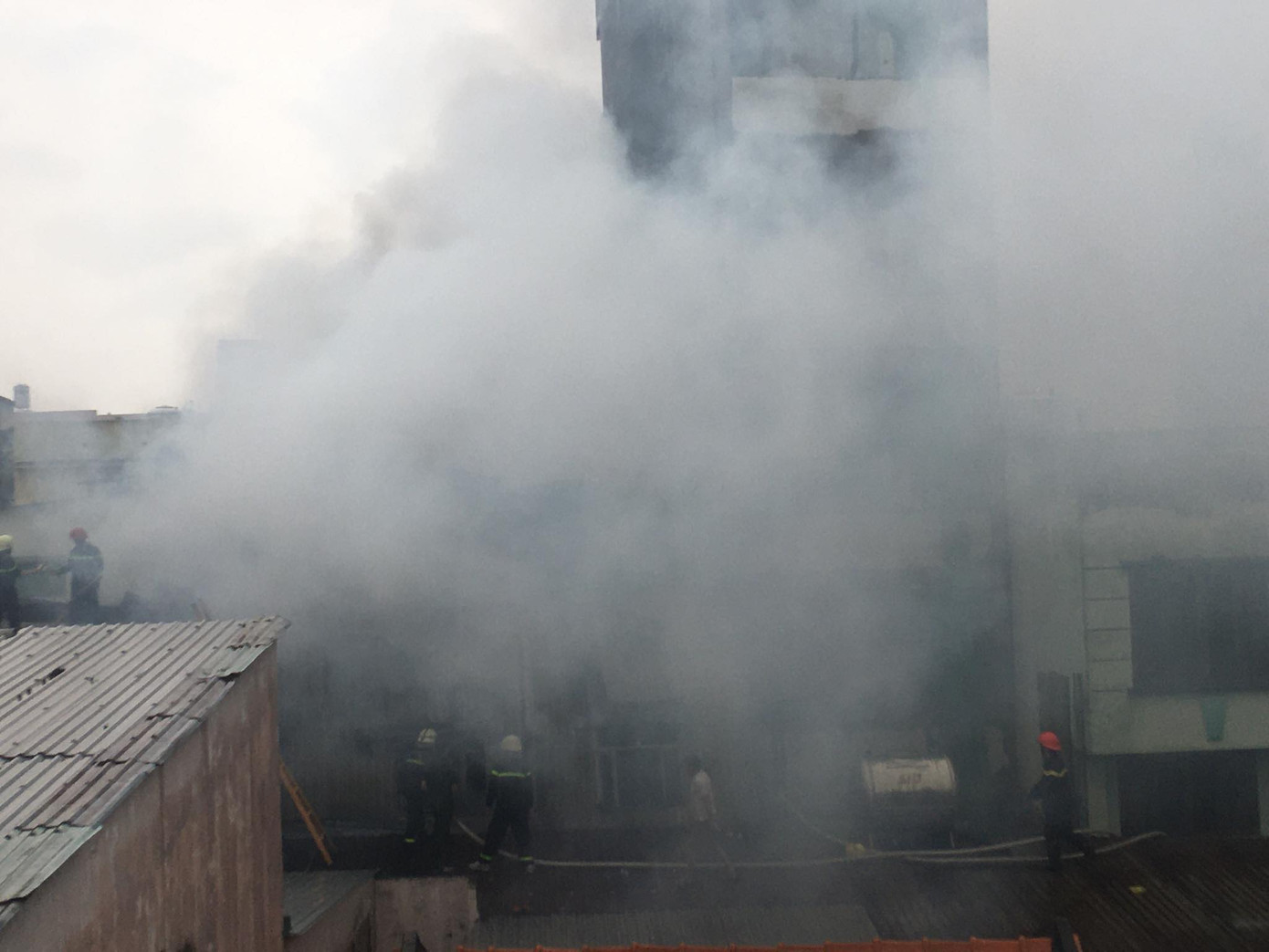 Cháy lớn xưởng giày dép ở Sài Gòn, cột khói bốc cao hàng chục mét ảnh 1