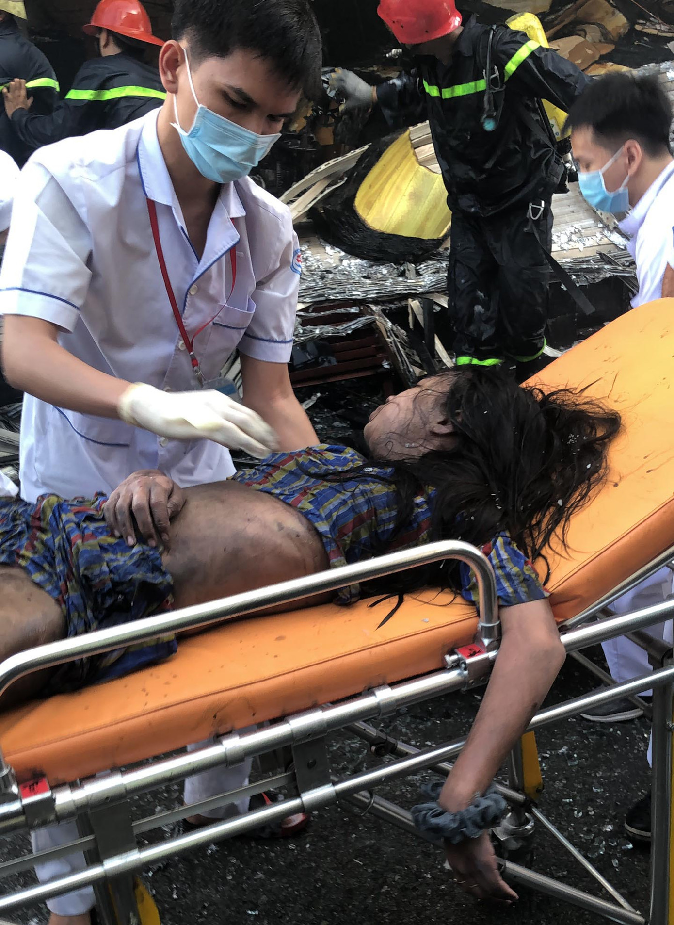 Giải cứu 7 người mắc kẹt trong căn nhà bốc cháy ở Sài Gòn ảnh 1