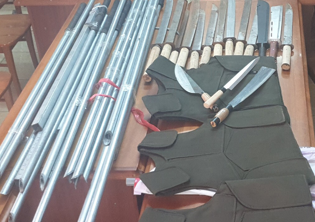 Bắt nhóm cho vay nặng lãi trữ súng và nhiều hung khí nguy hiểm ảnh 1