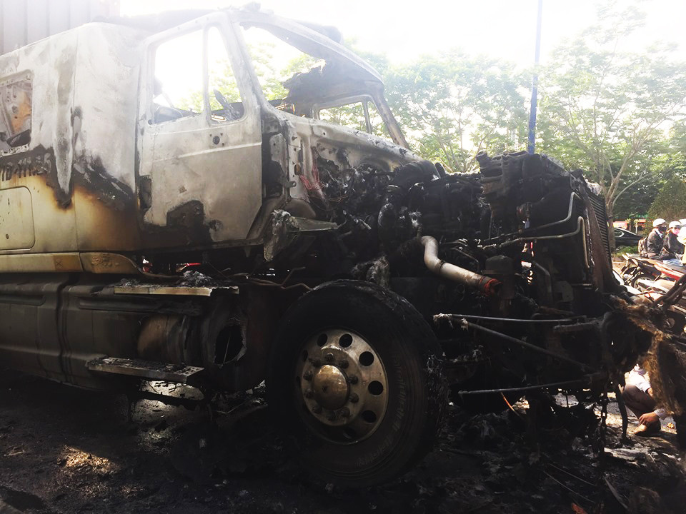 Xe container bốc cháy dữ dội khi đang chạy, tài xế bung cửa thoát thân ảnh 1