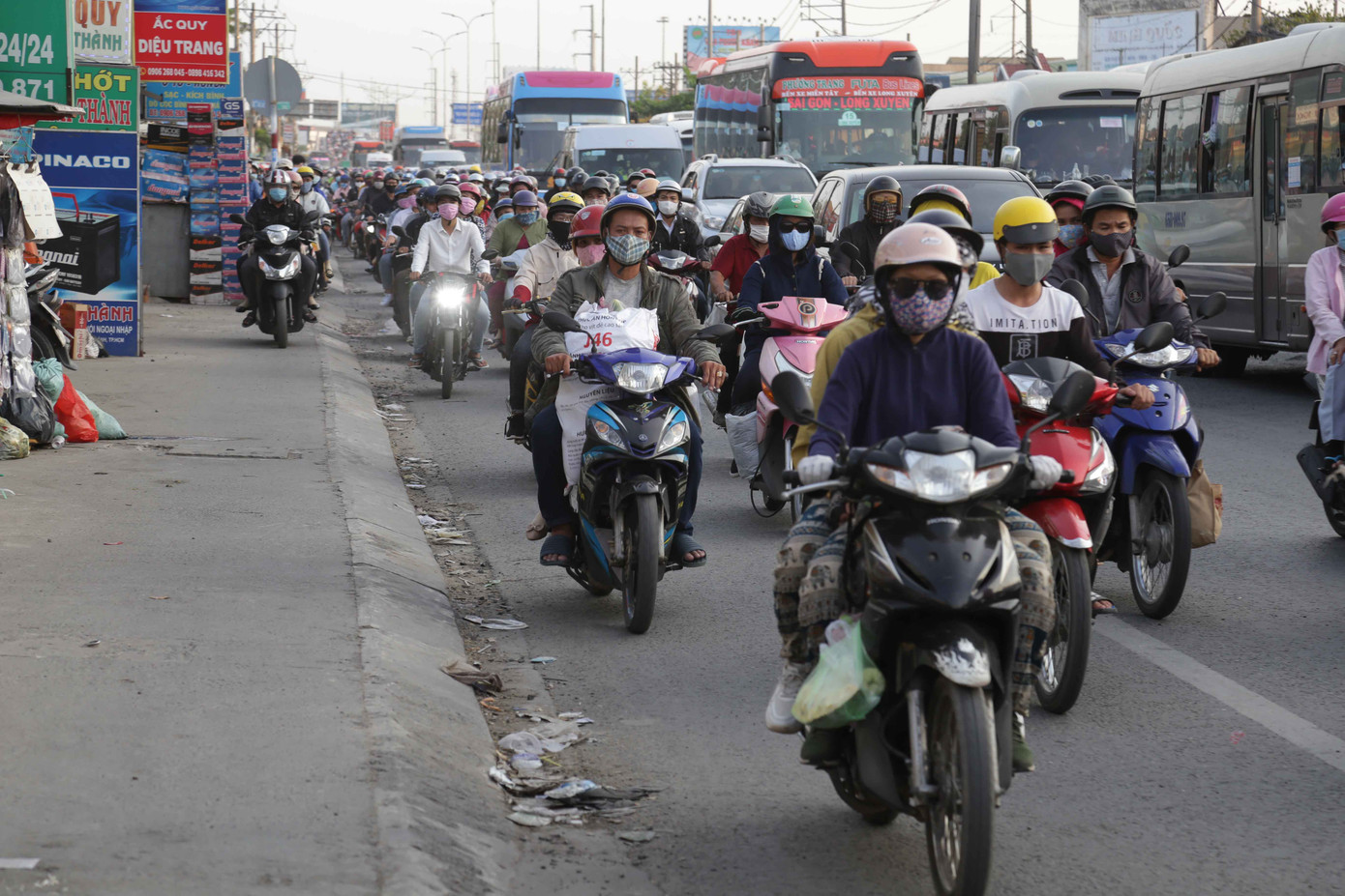Người miền Tây ùn ùn trở lại sau kỳ nghỉ lễ, cửa ngõ Sài Gòn kẹt cứng ảnh 4