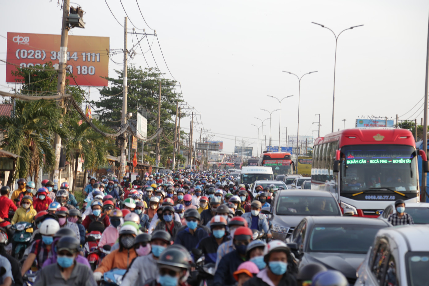 Người miền Tây ùn ùn trở lại sau kỳ nghỉ lễ, cửa ngõ Sài Gòn kẹt cứng ảnh 8