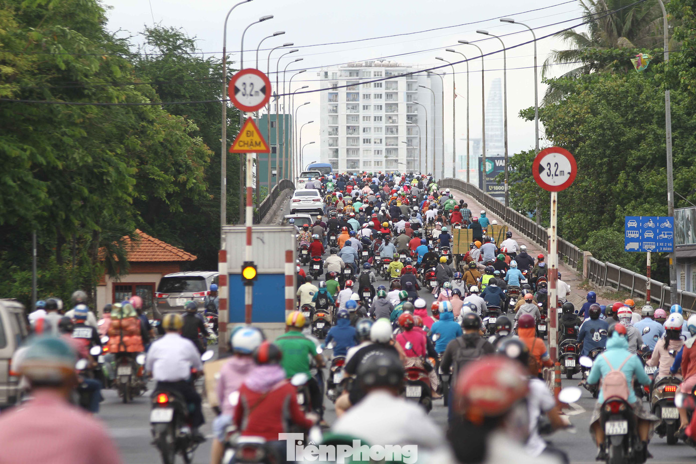 Cửa ngõ Sài Gòn ken đặc xe cộ sáng đầu tuần ảnh 3