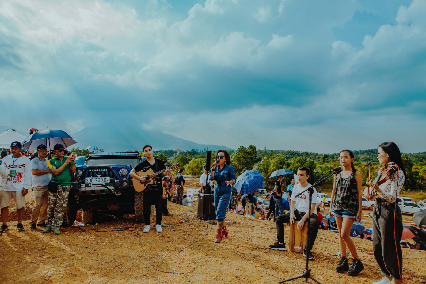 Thái Thùy Linh du ca với xe địa hình ảnh 3