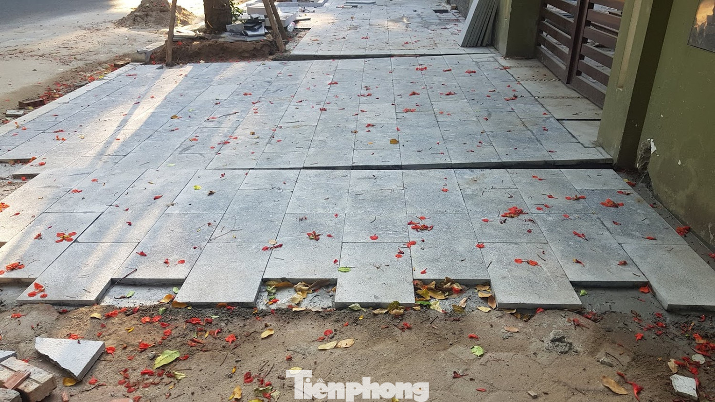 Biệt thự đô thị kiểu mẫu Hà Nội tự chặt cây, lát vỉa hè sai quy hoạch ảnh 5