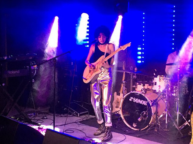 Ít biết về cháu gái ca sĩ của ‘trùm’ khủng bố Osama bin Laden ảnh 5