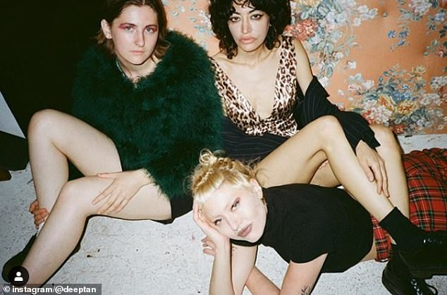 Ít biết về cháu gái ca sĩ của ‘trùm’ khủng bố Osama bin Laden ảnh 4