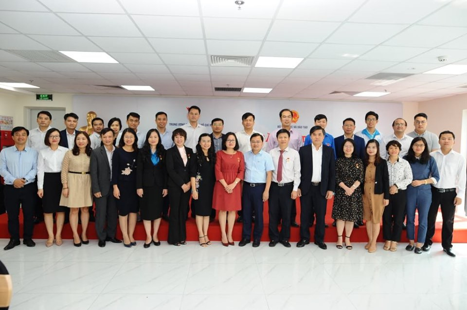 Trao tặng 10 kỷ niệm chương 'Vì thế hệ trẻ' cho cán bộ Bộ Giáo dục ảnh 2