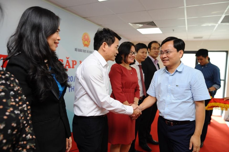 Trao tặng 10 kỷ niệm chương 'Vì thế hệ trẻ' cho cán bộ Bộ Giáo dục ảnh 1