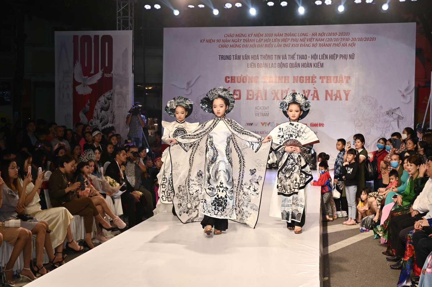  Tái hiện sự thay đổi của chiếc áo dài truyền thống Việt Nam qua từng thời kỳ ảnh 5