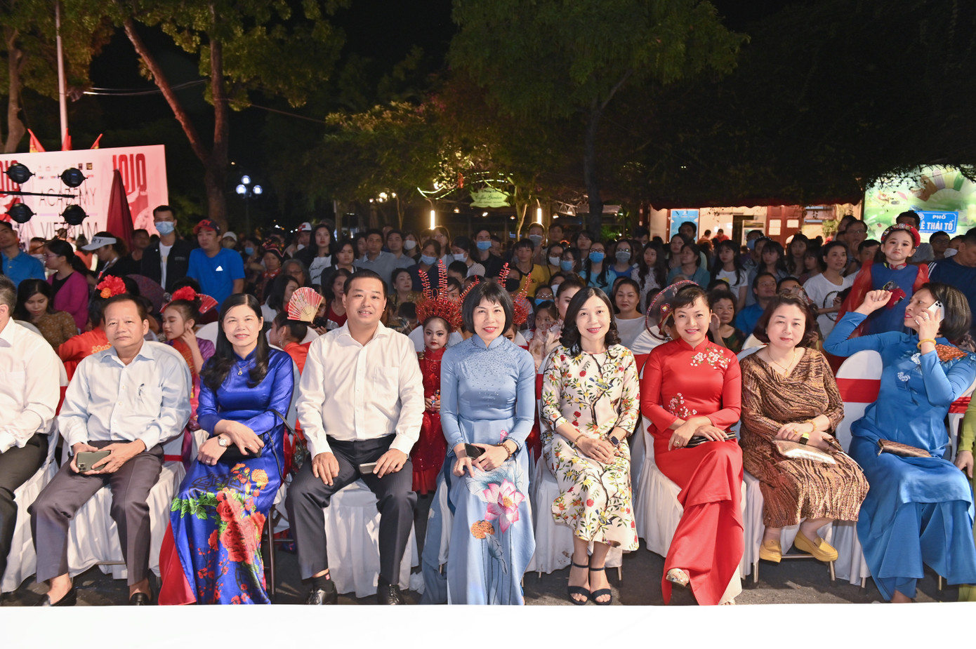  Tái hiện sự thay đổi của chiếc áo dài truyền thống Việt Nam qua từng thời kỳ ảnh 1