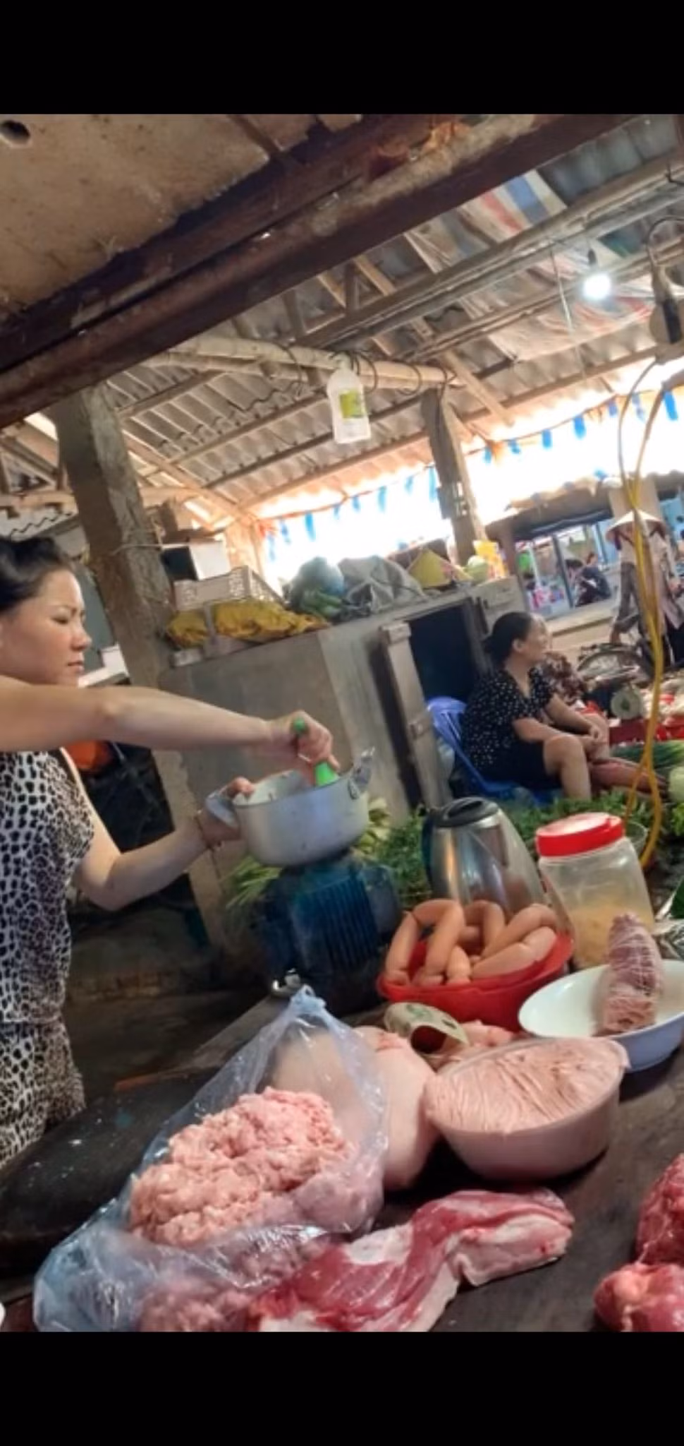 Làm rõ hình ảnh thịt không rõ nguồn gốc chuyển vào trường mầm non ở Chương Mỹ ảnh 1