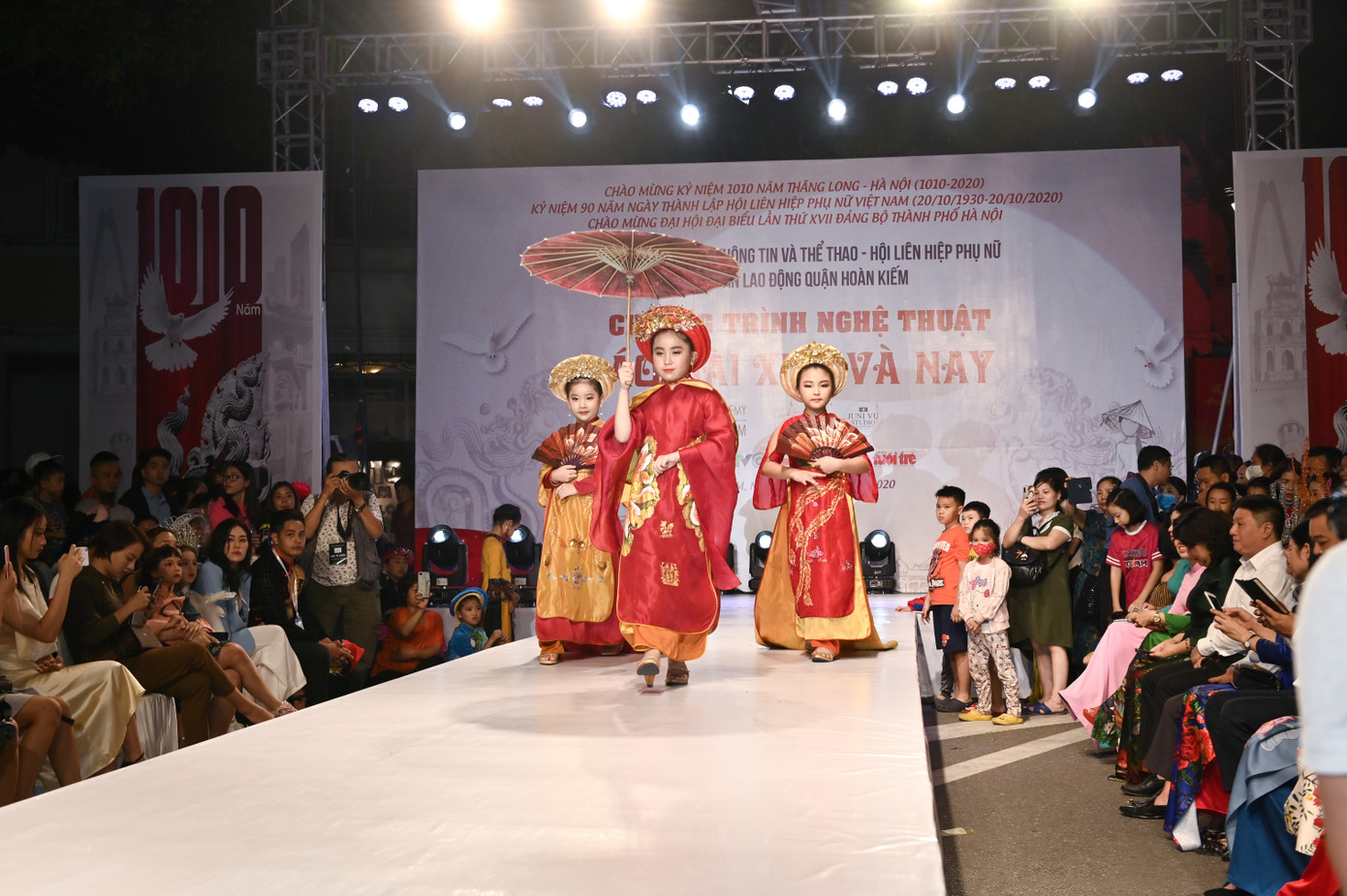  Tái hiện sự thay đổi của chiếc áo dài truyền thống Việt Nam qua từng thời kỳ ảnh 2