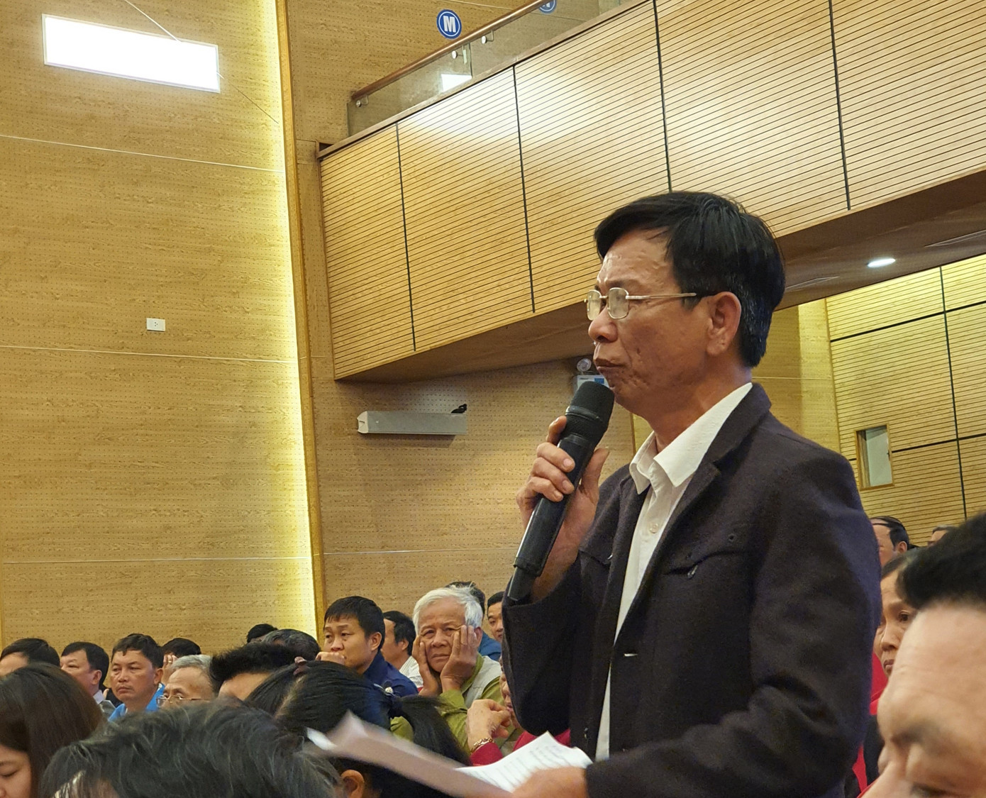 Đại diện thôn 2, xã Hồng Kỳ nêu bức xúc tại buổi đối thoại Lãnh đạo Thành ủy Hà Nội đối thoại với người dân khu xử lý rác Nam Sơn ảnh 1