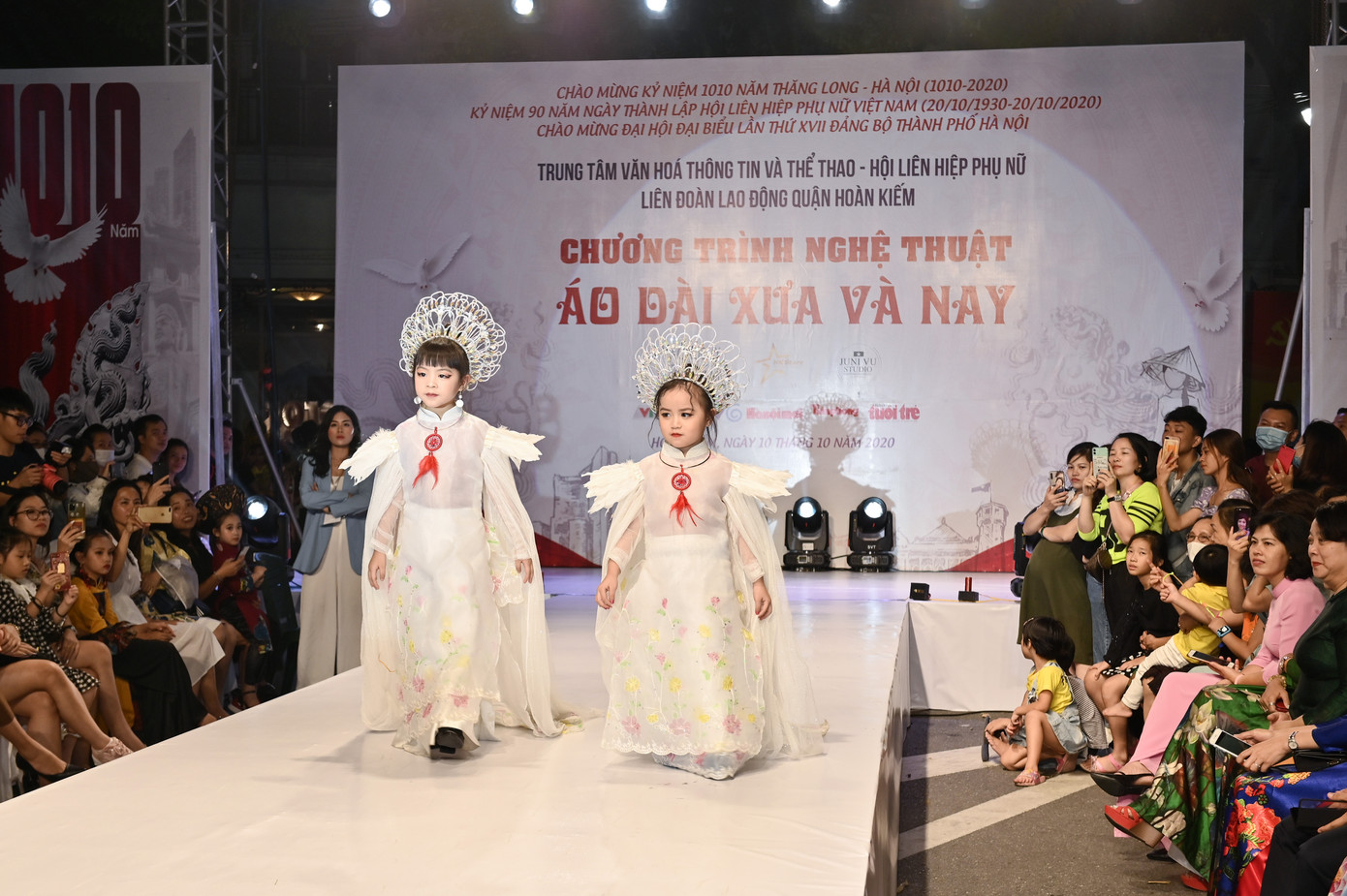  Tái hiện sự thay đổi của chiếc áo dài truyền thống Việt Nam qua từng thời kỳ ảnh 10