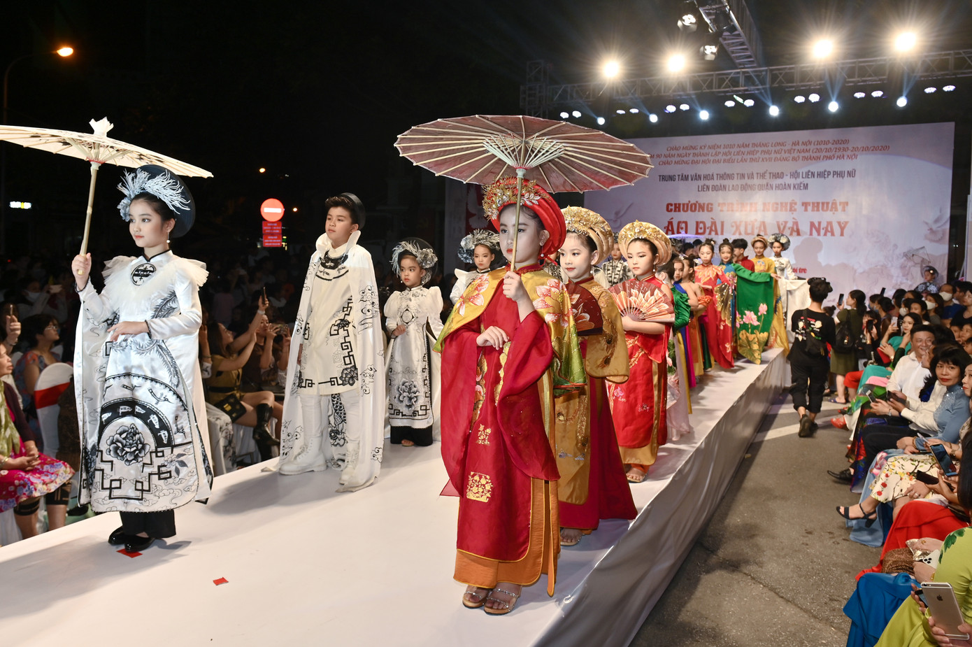  Tái hiện sự thay đổi của chiếc áo dài truyền thống Việt Nam qua từng thời kỳ ảnh 3