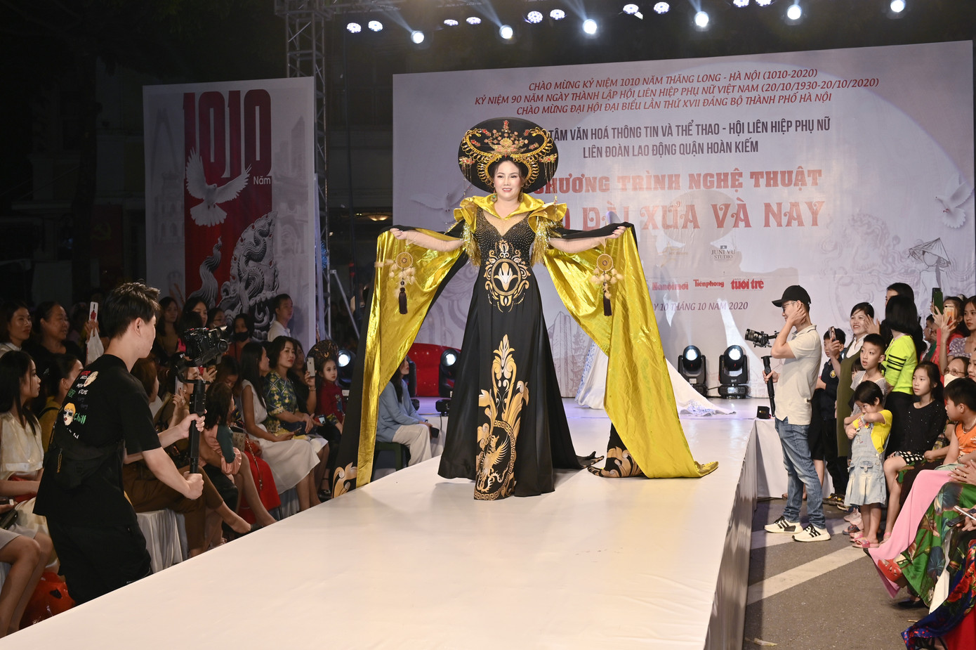  Tái hiện sự thay đổi của chiếc áo dài truyền thống Việt Nam qua từng thời kỳ ảnh 7