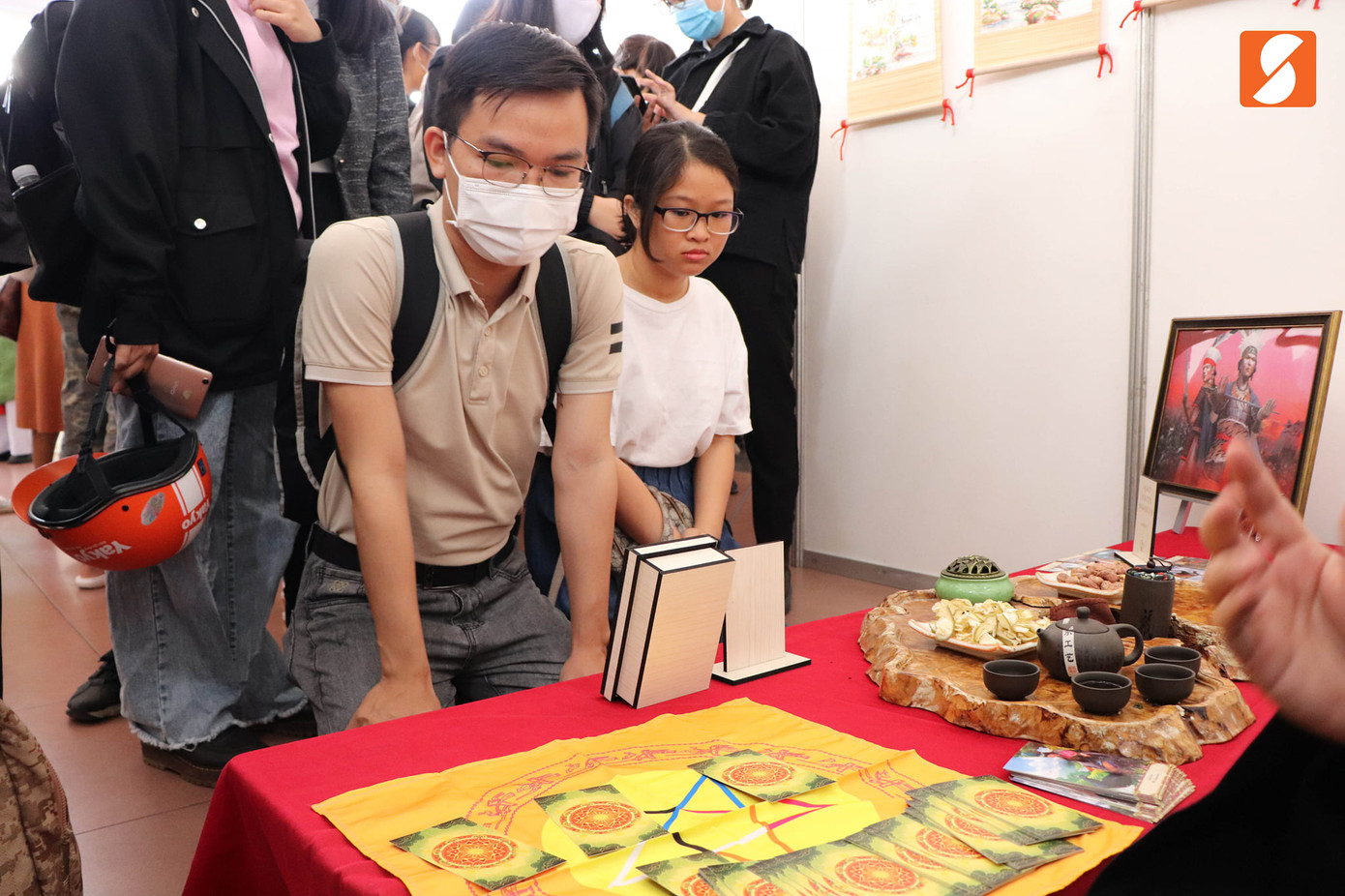 Người trẻ “ngỡ ngàng” với cổ phục Việt ảnh 7