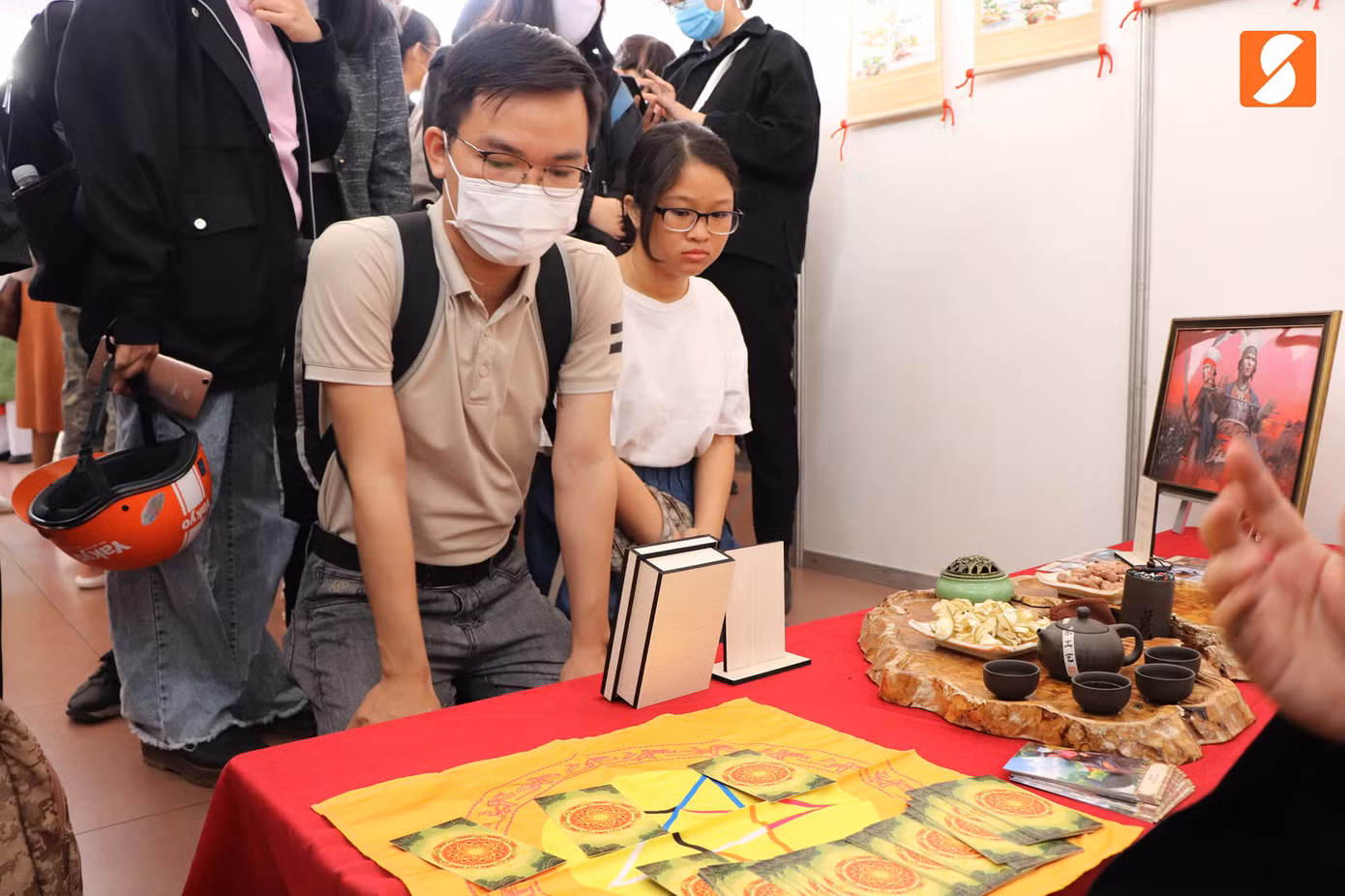 Người trẻ “ngỡ ngàng” với cổ phục Việt ảnh 7