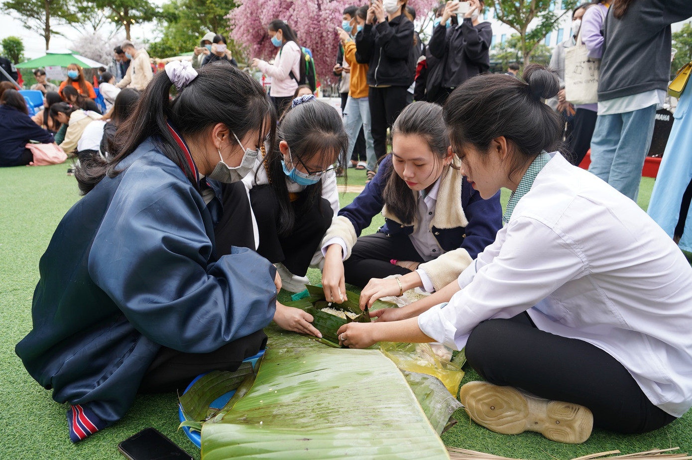 Làm lồng đèn, gói bánh tét, bán quà vặt giúp bạn mua vé xe về quê đón Tết ảnh 4