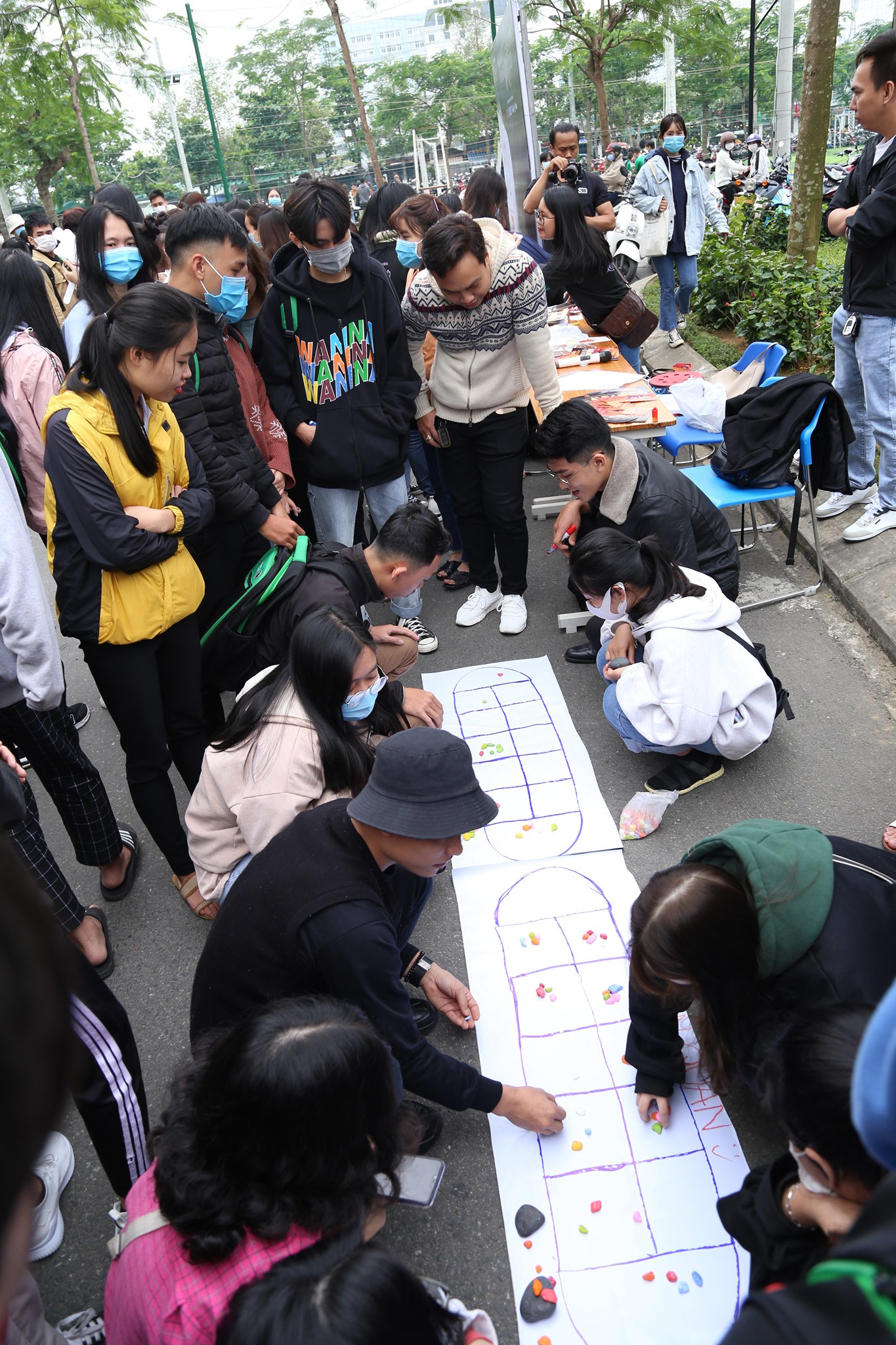 Làm lồng đèn, gói bánh tét, bán quà vặt giúp bạn mua vé xe về quê đón Tết ảnh 2