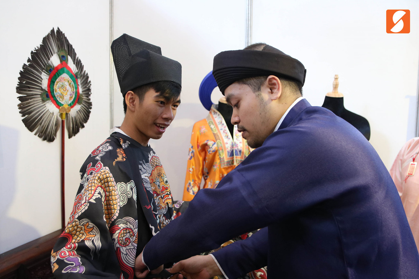 Người trẻ “ngỡ ngàng” với cổ phục Việt ảnh 5