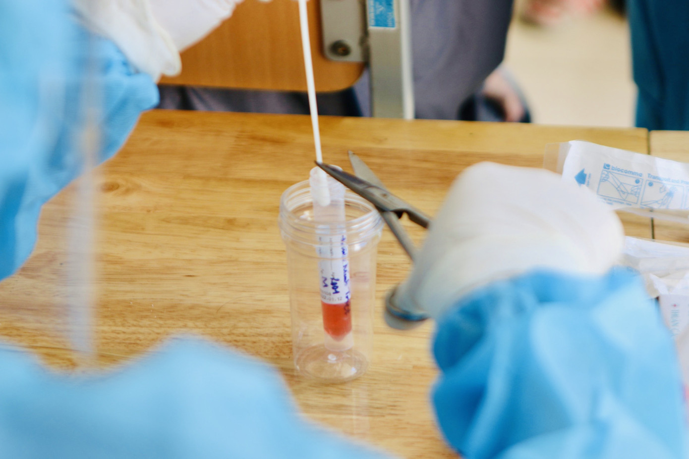 KTX ĐHQG TP. HCM Xét nghiệm COVID-19 với hàng chục sinh viên đến từ vùng dịch ảnh 2