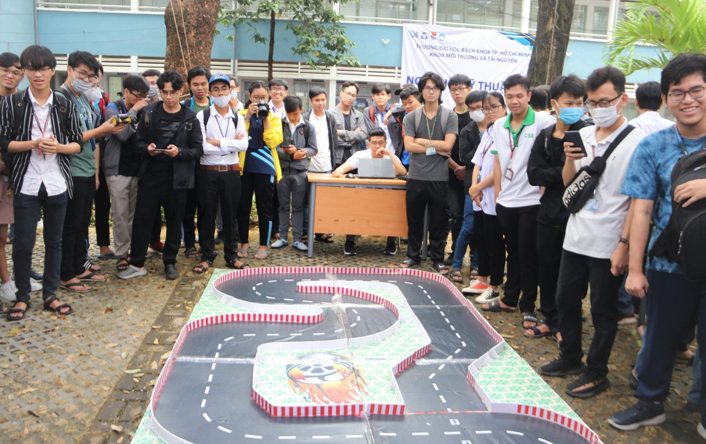 Xem sinh viên năm nhất sáng tạo tại Ngày hội Kỹ thuật trường ĐH Bách khoa (ĐHQG TP. HCM) ảnh 6
