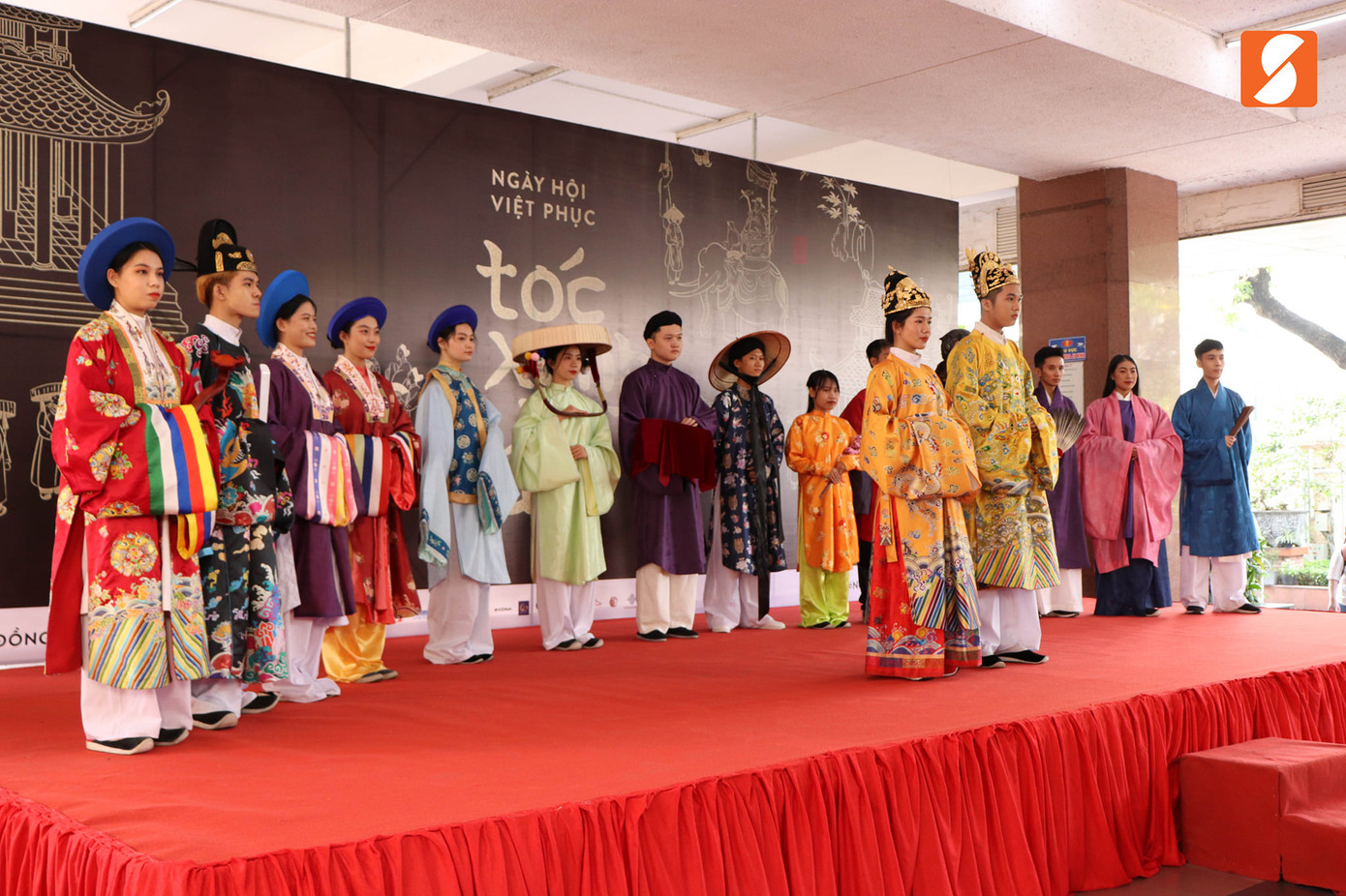 Người trẻ “ngỡ ngàng” với cổ phục Việt ảnh 1