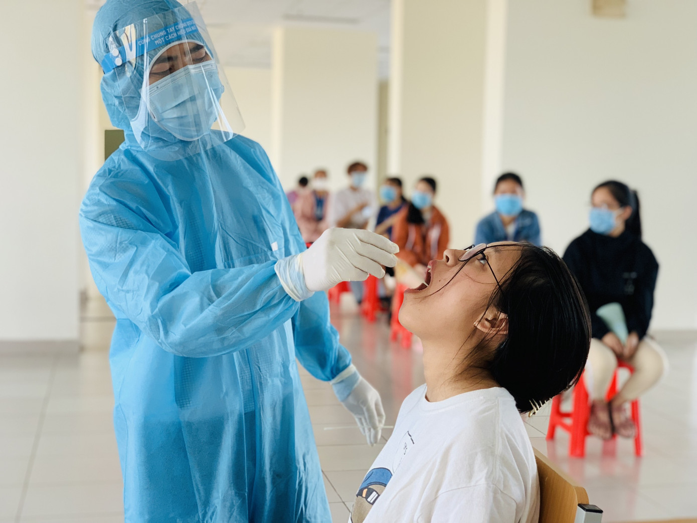 Lấy hơn 100 mẫu xét nghiệm ngẫu nhiên COVID-19 với sinh viên tại KTX ĐHQG TP. HCM ảnh 1