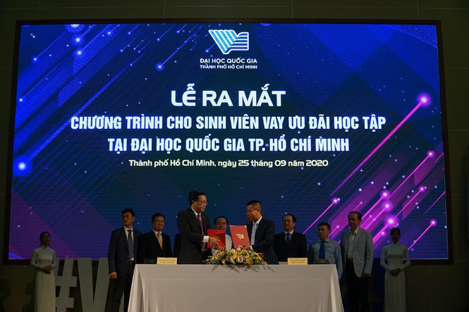 ĐHQG TP. HCM cho sinh viên vay vốn học tập gần 4 tỉ đồng ảnh 1