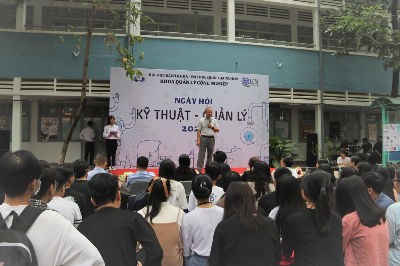 Xem sinh viên năm nhất sáng tạo tại Ngày hội Kỹ thuật trường ĐH Bách khoa (ĐHQG TP. HCM) ảnh 1