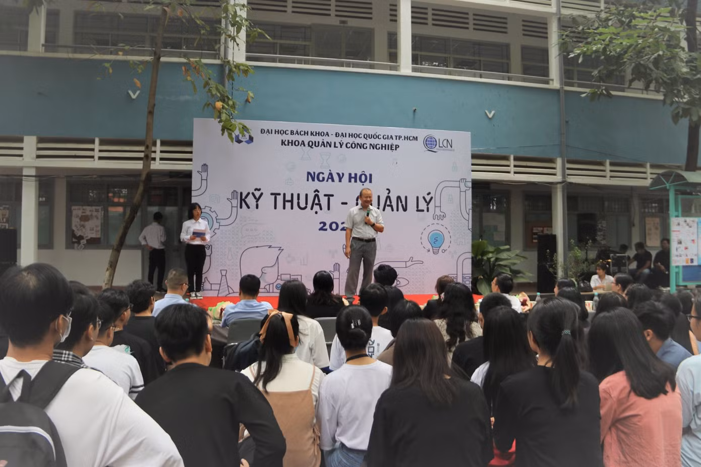 Xem sinh viên năm nhất sáng tạo tại Ngày hội Kỹ thuật trường ĐH Bách khoa (ĐHQG TP. HCM) ảnh 1