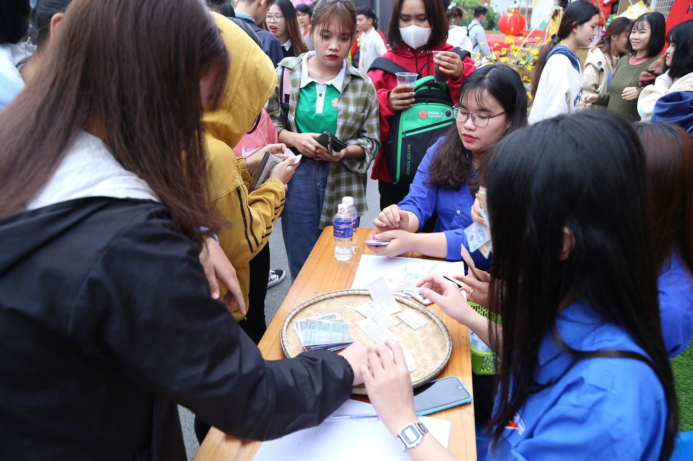 Làm lồng đèn, gói bánh tét, bán quà vặt giúp bạn mua vé xe về quê đón Tết ảnh 3