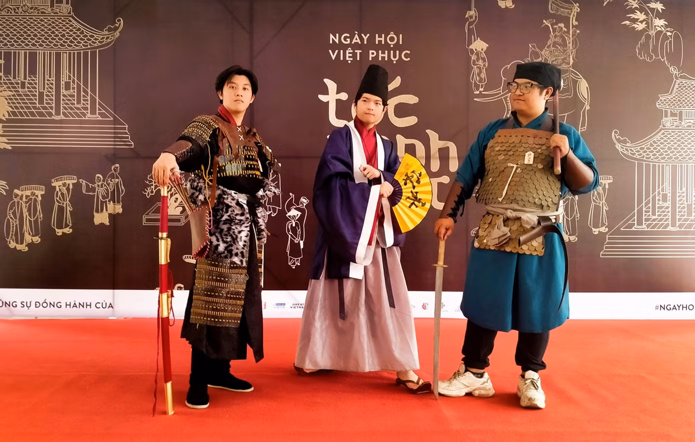 Người trẻ “ngỡ ngàng” với cổ phục Việt ảnh 3