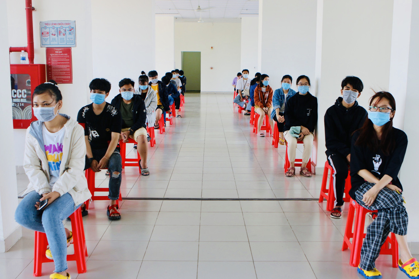 Lấy hơn 100 mẫu xét nghiệm ngẫu nhiên COVID-19 với sinh viên tại KTX ĐHQG TP. HCM ảnh 2