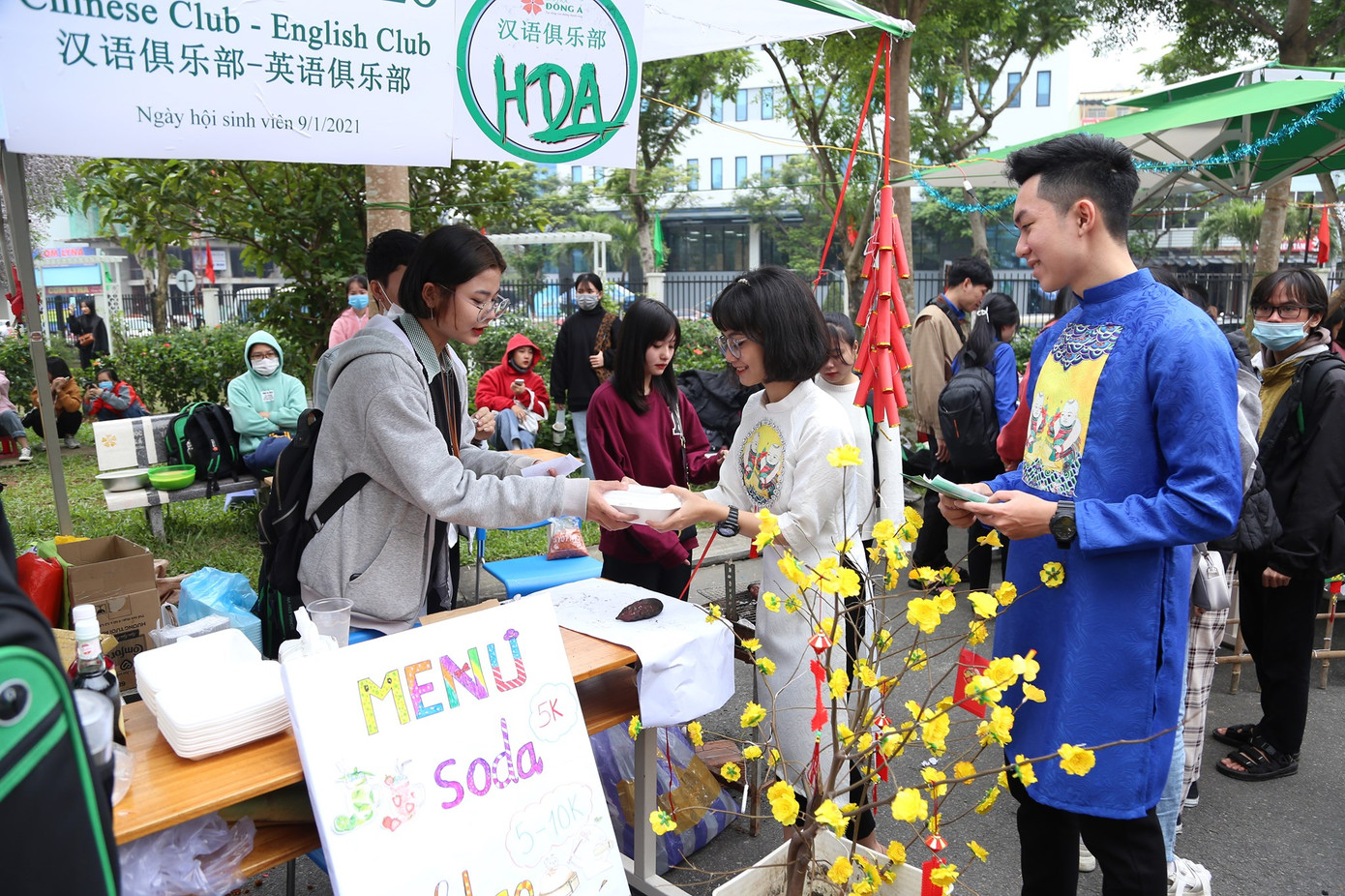 Làm lồng đèn, gói bánh tét, bán quà vặt giúp bạn mua vé xe về quê đón Tết ảnh 1