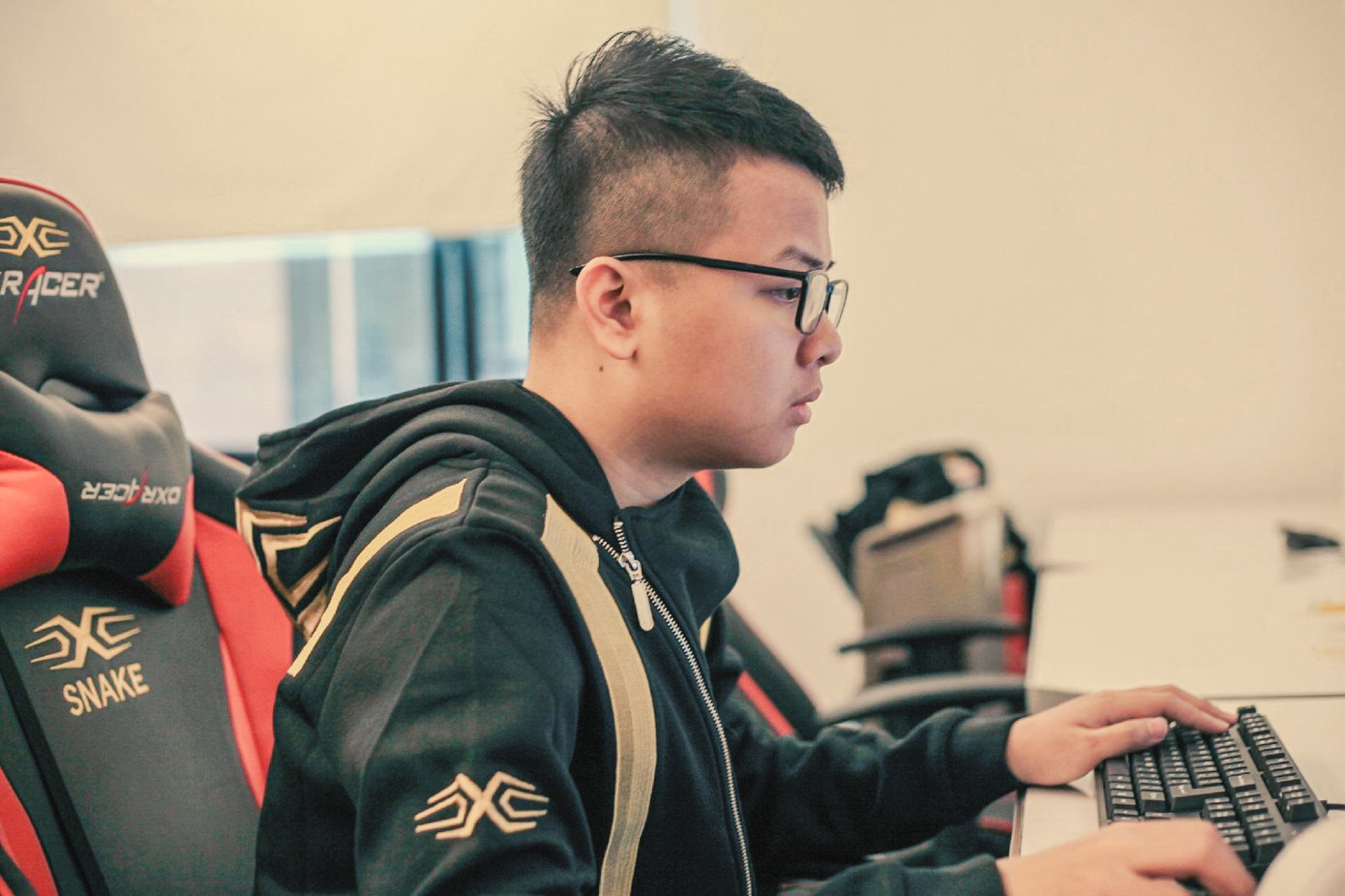 Chàng trai bỏ học thành game thủ quốc tế, thu nhập gần 6 tỷ đồng/tháng ảnh 1