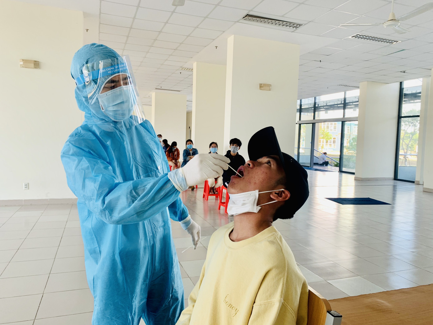 KTX ĐHQG TP. HCM Xét nghiệm COVID-19 với hàng chục sinh viên đến từ vùng dịch ảnh 1