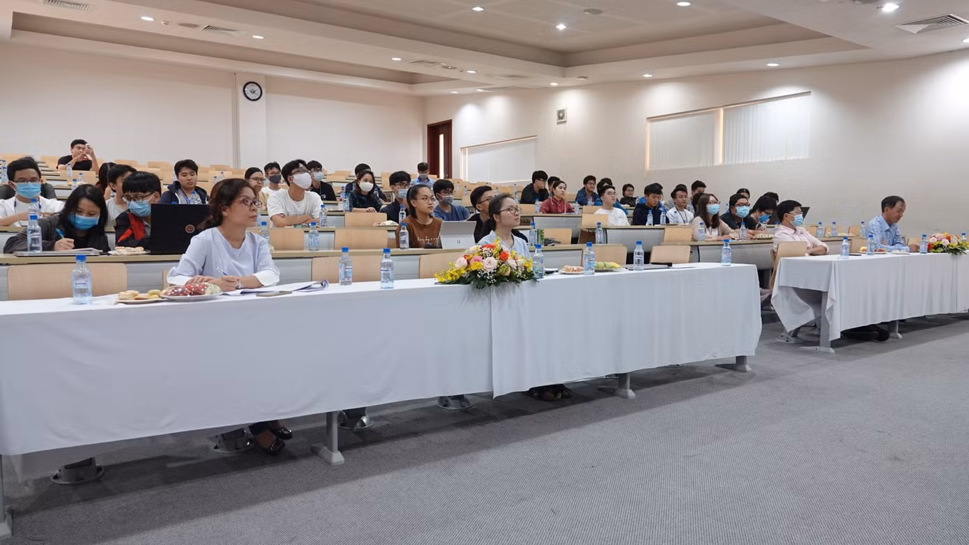 Lo COVID-19, nhiều trường đại học chuyển sang dạy trực tuyến ngay sau kỳ nghỉ Tết ảnh 1