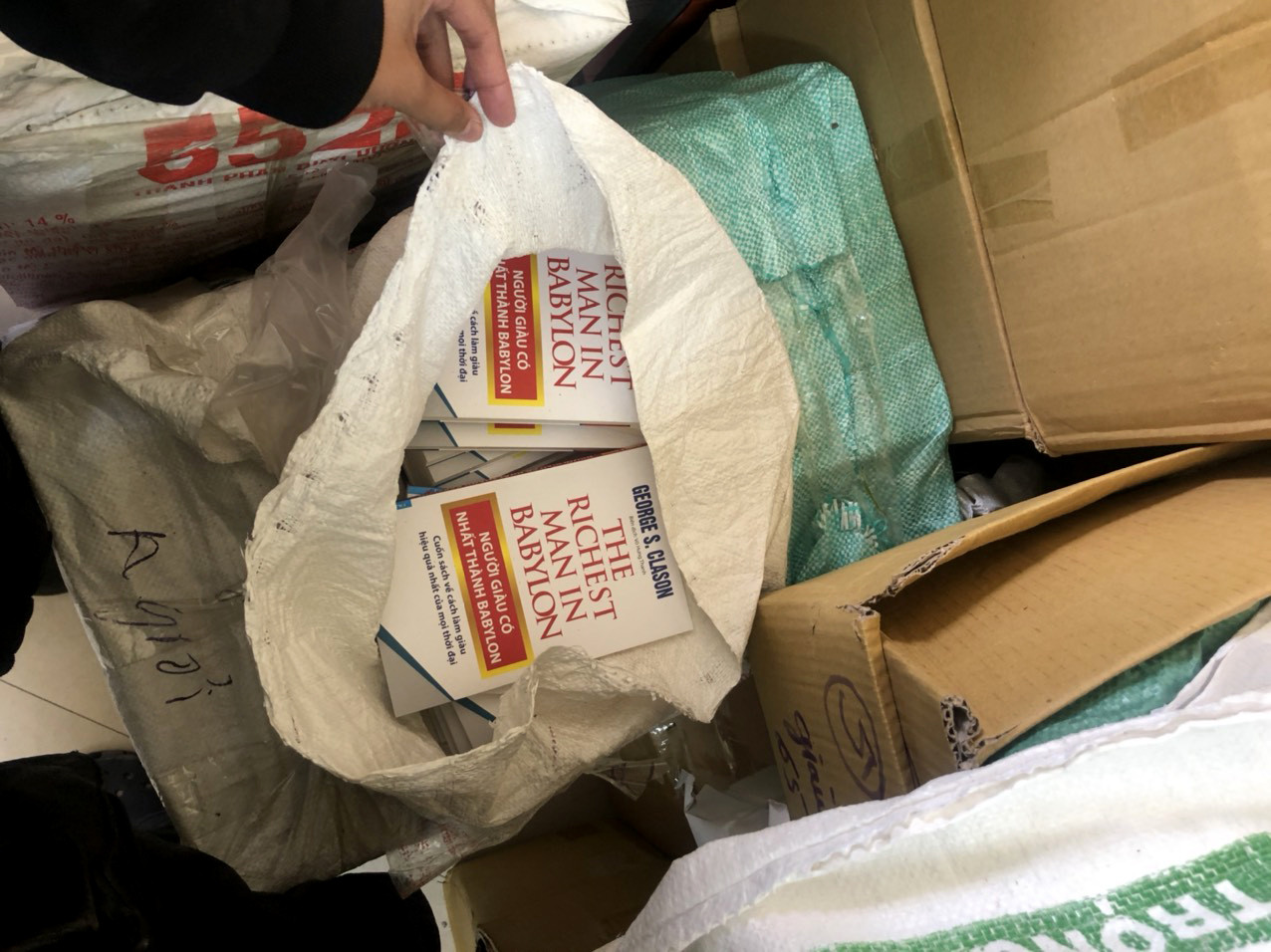 Thu giữ gần 40.000 cuốn sách giả tại 2 địa điểm ở Hà Nội ảnh 3