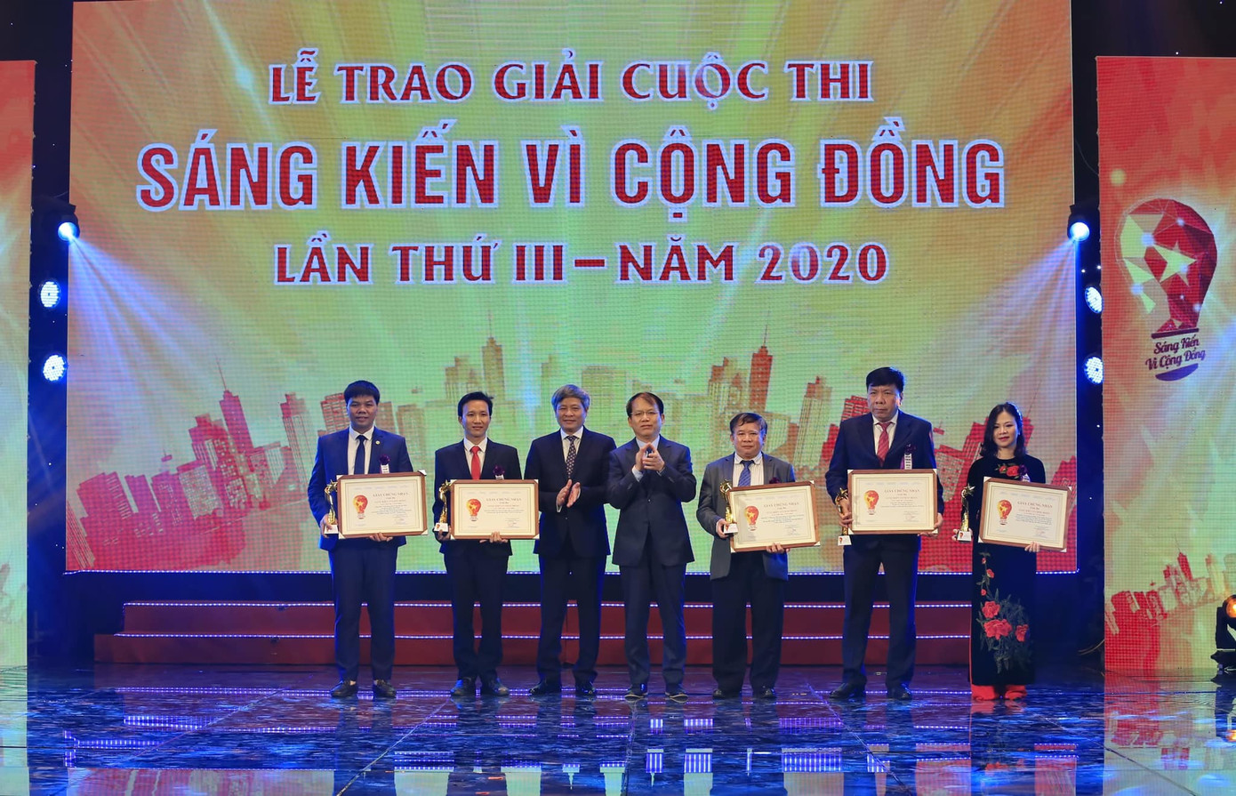 Tự tay chế máy đo thân nhiệt từ xa, nguyên Thứ trưởng Bộ GD - ĐT giành giải thưởng ảnh 2