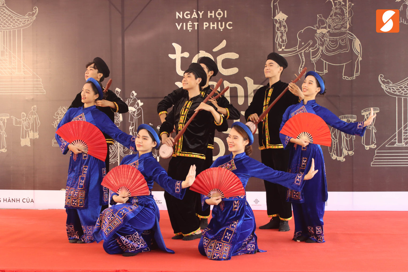 Người trẻ “ngỡ ngàng” với cổ phục Việt ảnh 2