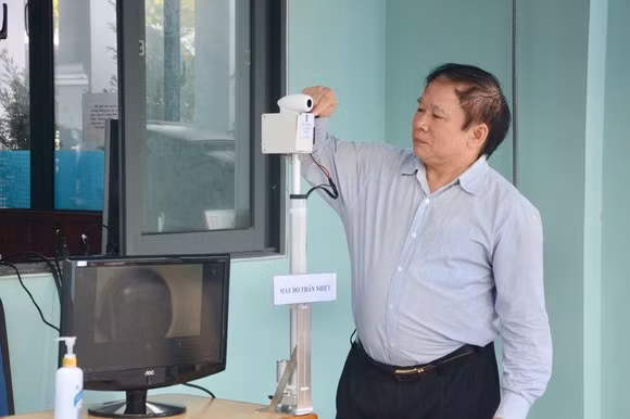 Tự tay chế máy đo thân nhiệt từ xa, nguyên Thứ trưởng Bộ GD - ĐT giành giải thưởng ảnh 1